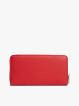 Billetera Tommy Hilfiger de color rojo con acabado granulado y cierre integral de cremallera. Presenta dos compartimentos principales, múltiples ranuras para tarjetas, un bolsillo interior con cremallera y el monograma TH metálico en la parte delantera.