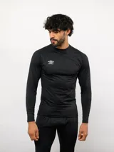 Remera térmica de manga larga Umbro, color negro, con cuello redondo y ajuste al cuerpo. Presenta el logo de la marca estampado en blanco en el pecho.