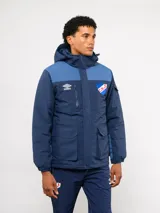 Parka de abrigo Umbro del Club Nacional de Football, con diseño de bloques de color en azul, rojo y blanco. Cuenta con capucha, cierre frontal, bolsillos frontales y el escudo del club bordado en el pecho.