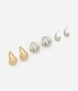 Set de tres pares de caravanas metálicas con diseños variados, incluyendo formas de gota y media luna, en tonos dorado y plateado.