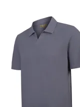 Chomba gris de manga corta con cuello camisero y escote en V de la marca RKF, confeccionada en mezcla de algodón y lino orgánico.