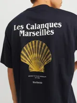 Remera de algodón con calce holgado, cuello redondo y mangas cortas. Presenta un pequeño logo estampado en el pecho y una estampa grande en la espalda con impresión de goma suave al tacto.