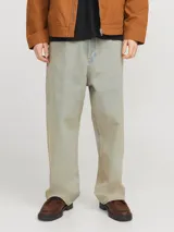 Pantalón de jean celeste claro, marca Jack & Jones, modelo Ron Original 692. Corte baggy, tiro alto, cinco bolsillos, cierre con botones y lavado stonewash.
