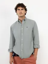 Camisa de micropana celeste para hombre, de corte regular fit y manga larga. Cuenta con cuello abotonado, cierre frontal con botones y detalle de vivo liso en el interior de los puños.