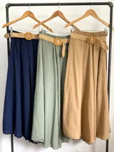 Falda larga azul marino de algodón italiano, con cintura elástica y cinto de rafia elastizado incluido.