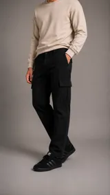 Pantalón cargo de gabardina color negro, con corte recto, bolsillos laterales con solapa y cierre frontal con botón.