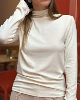 Remera de manga larga en color blanco hueso, con cuello alto tipo mao y ajuste al cuerpo.