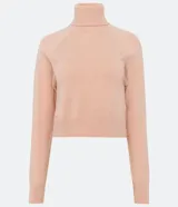 Blusa básica de punto marca Blue Steel, con cuello alto y manga larga. Confeccionada en tejido de punto recto con textura suave y cómoda.