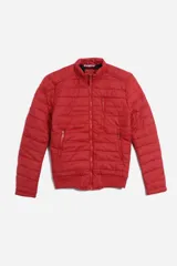 Campera roja matelaseada con cuello mao, cierre frontal con cremallera, bolsillos laterales con cremallera y puños y bajo elastizados.