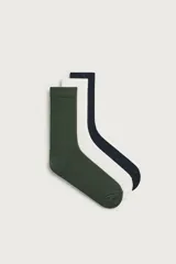 Pack de tres pares de calcetines de punto elástico con canalé, en colores verde militar, blanco y azul marino.