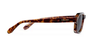 Lentes de sol con montura cuadrada de carey y lentes oscuras polarizadas con protección UV.