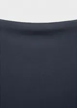 Vestido midi de algodón, color gris oscuro, con cuello redondo, mangas cortas y silueta ajustada al cuerpo.