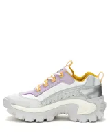 Championes Cat modelo Intruder, con diseño robusto y suela dentada de gran tracción. Presenta una combinación de colores blanco, lila y detalles en amarillo, con logo de la marca en el lateral y la lengüeta. Confeccionados con capellada de cuero recubierta con PU y entresuela de EVA.