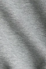 Buzo de corte holgado en tejido con efecto neopreno, con hombros caídos, cuello elevado y tapeta frontal con botones a presión ocultos. Presenta puños y bajo con elástico revestido.
