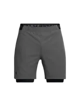 Short deportivo Under Armour Vanish Woven 2N1 para hombre, color gris. Cuenta con calza interior negra ajustada y short exterior holgado de secado rápido. Logo de la marca en la pierna izquierda.