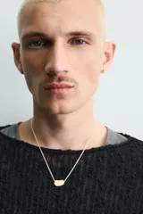 Jersey negro de corte relaxed fit, con estructura de tejido abierto, cuello redondo amplio y manga larga.