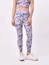 Calza larga de lycra estampada con diseño abstracto en tonos lila, azul y rosa.