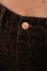 Short marrón con estampado animal print, tiro alto y calce al cuerpo.