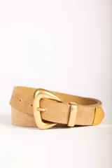 Cinturón de gamuza color beige con hebilla metálica de diseño triangular en acabado dorado mate.