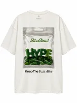 Remera oversize de color blanco, confeccionada en algodón, con cuello redondo y mangas cortas. Presenta un pequeño estampado tipográfico en el centro del pecho con la frase "KeepTheBuzz Alive".