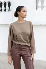 Remera color lila de corte holgado y mangas largas.