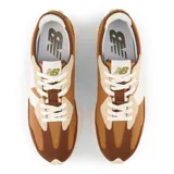 Championes New Balance 327 marrones y beige con logo blanco.