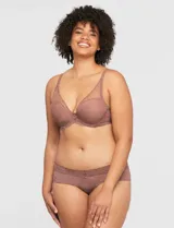 Panty hipster color marrón con encaje en la cintura y en las piernas, marca Montelle.