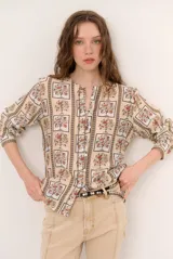 Camisa estampada de manga larga, con cuello mao y cierre frontal de botones.