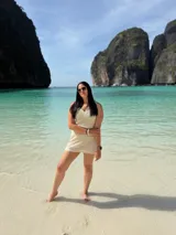 Vestido corto de playa tejido con diseño calado, sin mangas y cuello redondo. Presenta un calce adaptable al cuerpo.