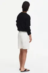 Short de corte regular fit en mezcla de algodón y lino color blanco, con cintura elástica, cordón ajustable, botón frontal, bolsillos laterales y bolsillos traseros ojalados.