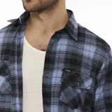 Camisa de franela Wrangler para hombre, a cuadros en tonos azul y negro, con dos bolsillos frontales con solapa abotonada y cierre con botones.