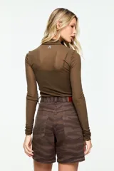 Short de denim de tiro alto con diseño animal print en tonos marrones, corte recto y estilo de cinco bolsillos.