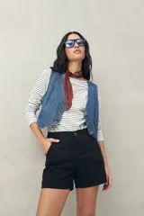 Short negro de tiro medio con dobladillos en el ruedo y calce al cuerpo.