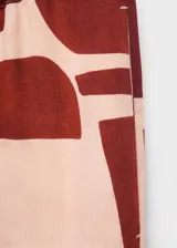 Pantalón fluido de tiro medio con estampado geométrico en tonos bordó y beige, cintura elástica con cordón ajustable, bolsillos laterales y diseño de pernera recta.