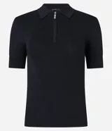 Blusa negra de tejido de punto acanalado, con cuello polo y cremallera parcial. De manga corta y corte ajustado.