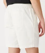 Bermuda masculina color gris claro, de sarga con efecto jaspeado, cintura elástica ajustable con cordón, bolsillos laterales y traseros, y etiqueta en la barra.