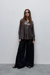 Jean wide leg negro de tiro alto, con calce amplio y pierna extra ancha, de líneas limpias.