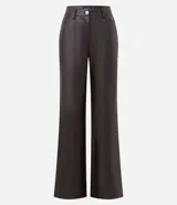 Pantalón de corte recto confeccionado en poliuretano con acabado que imita el cuero. Presenta cintura con trabillas, cierre frontal con botón y cremallera, bolsillos laterales y traseros, y detalle de costura vertical en el frente.