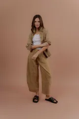 Pantalón de corte balón color tostado, confeccionado en denim con efecto acid wash, de tiro medio y pernera curva amplia.