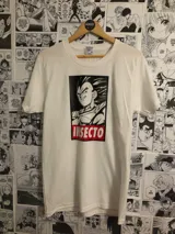 Remera blanca con estampado de Vegeta, personaje de Dragon Ball Z, con la palabra "insecto" en rojo.
