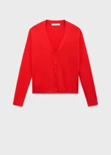 Cardigan de punto fino color rojo, con cuello en V, manga larga y cierre delantero con botones.