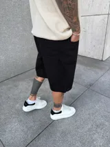 Bermuda negra de corte amplio y tiro medio.