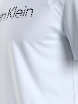 Remera Calvin Klein de manga corta y cuello redondo, color blanco, con logotipo de la marca impreso en el pecho con efecto degradado de líneas.