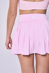 Minifalda tableada color rosa con cintura alta y logo 'bk' estampado en la pretina.