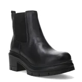 Botas tipo Chelsea de cuero negro con paneles elásticos laterales, suela track de goma y taco cuadrado.