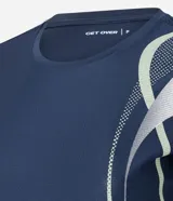 Remera deportiva de microfibra color azul marino, con cuello redondo, mangas cortas y estampa lateral con diseño de ondas en tonos verde claro y gris.