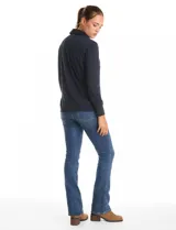 Remera de modal con cuello solapa, escote en V y cierre frontal con botones. Presenta mangas largas con puños elásticos y un corte recto con dobladillo ligeramente más largo en la parte posterior.