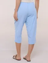 Pantalón capri de algodón a rayas verticales en tonos azul, celeste y blanco, con cintura elastizada, cordón de ajuste frontal y bolsillos aplicados.