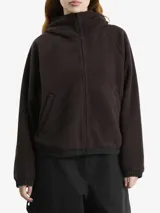 Campera de polar tipo sherpa en color negro, con cierre frontal completo, capucha integrada, mangas largas con puños elásticos y bolsillos laterales.