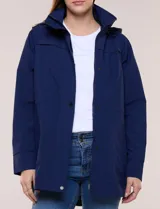 Campera impermeable Gallery color azul marino, con capucha plegable, cierre frontal con solapa de botones a presión, bolsillos y cordón de ajuste en la cintura.